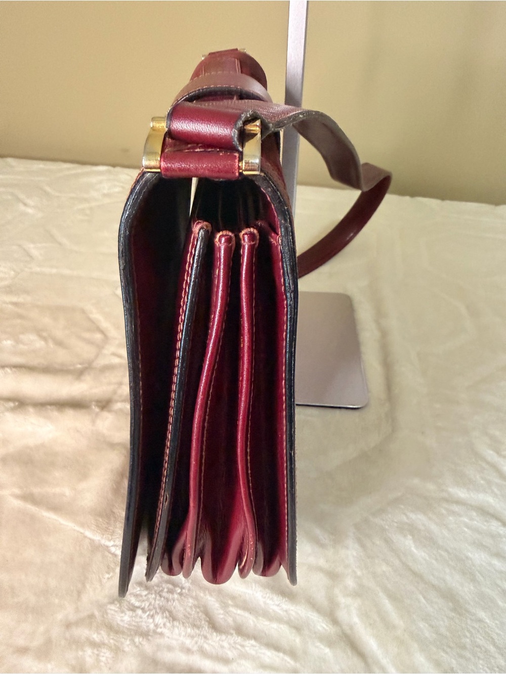 Gucci vintage Burgundy Suede Saddle Shoulder Bag with Gold Hardware - Picture 4 of 16